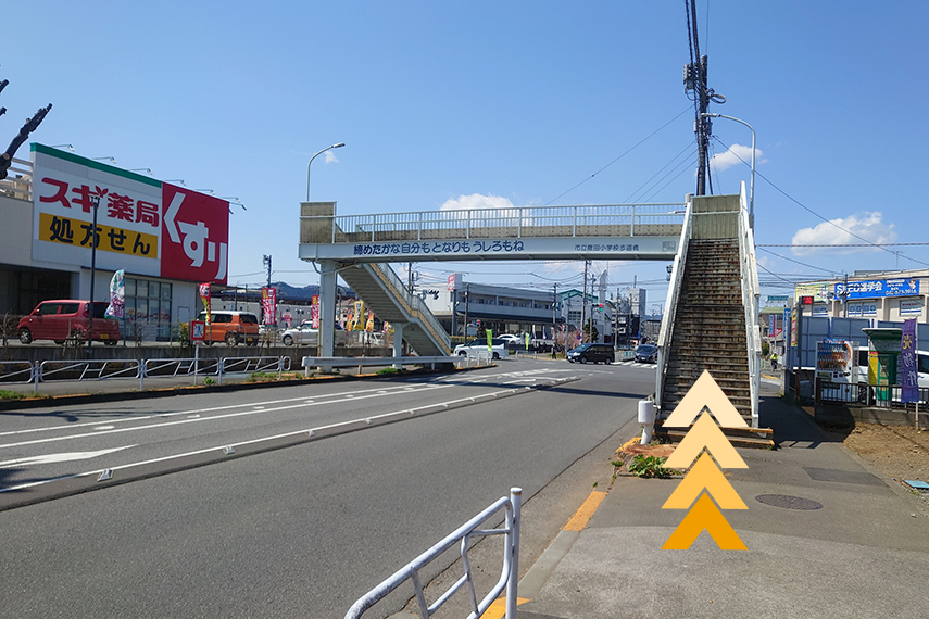陸橋を渡ります