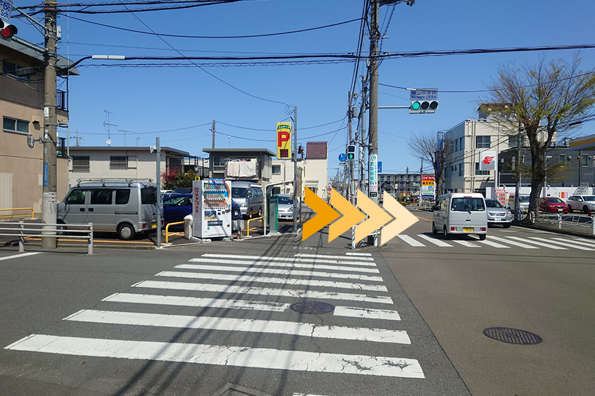 横山中学校信号を渡ります