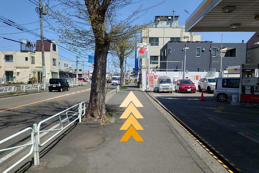ガソリンスタンドを右手に真っすぐ進みます